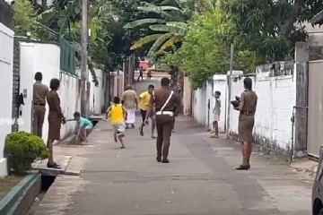 வேலை நேரத்தில் வீதியில் விளையாடி அசத்தும்  இலங்கை பொலிசார்! (காணொளி)