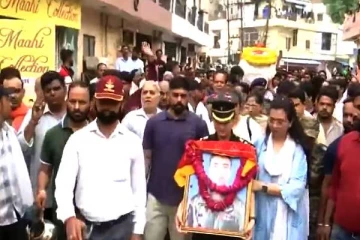 ஹெலிகாப்டர் விபத்து: விமானி இறுதி ஊர்வலத்தில் ராணுவ சீருடையில் கலந்து கொண்ட மனைவி