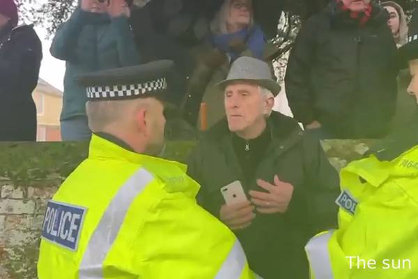 இளவரசர் ஆண்ட்ரூவால் சர்ச்சை... மன்னர் சார்லசை பொது இடத்தில் கேள்வி கேட்ட நபர் | King Charles Questioned In Public For Epstein Link