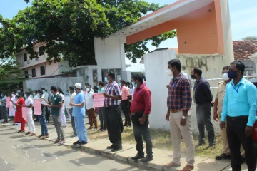 சுகாதார சேவைகள் பணிப்பாளரின் நியமனம் தொடர்பான கருத்திற்கு எதிர்ப்பு தெரிவித்து மட்டக்களப்பில் போராட்டம்