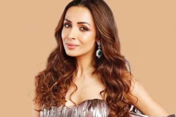 49 வயதில் இப்படியொரு போஸ்!! முகம் சுளிக்க வைத்த நடிகை மலைக்கா அரோரா..