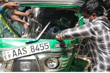 மட்டக்களப்பில் பேருந்துடன் முச்சக்கரவண்டி   மோதி விபத்து : மூவர் படுகாயம்