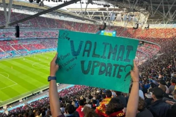 யூரோ கால்பந்து போட்டி மைதானத்தில் நடிகர் அஜித் ரசிகர்கள் செய்த செயல்! அனைவரையும் திரும்பி பார்க்க வைத்த புகைப்படம்