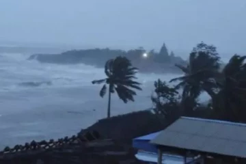 மணிக்கு 65கி.மீ வேகத்தில் சூறாவளி காற்று வீசக்கூடும் - மீனவர்களுக்கு எச்சரிக்கை