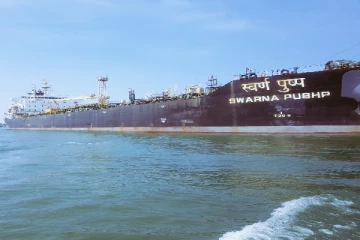 இலங்கை எதிர்நோக்கும் பாரிய நெருக்கடி - கொழும்புக்கு விரைந்த இந்திய கப்பல் (படங்கள்)