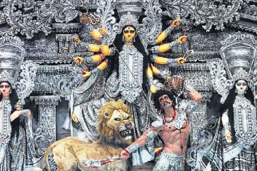 வைரங்களால் அலங்கரிக்கப்பட்ட துர்கா சிலை; இணையத்தில் வைரல்!