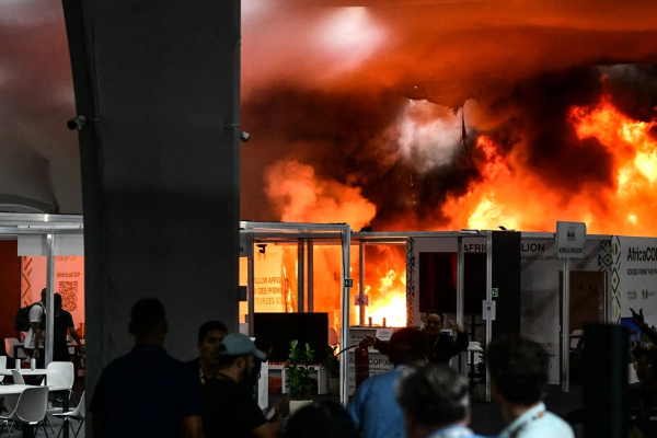 ஐ.நா காலநிலை உச்சிமாநாடு அரங்கில் தீவிபத்து; சிதறி ஓடிய பிரதிநிதிகள்... 13 பேர் காயம் | Brazil Fire At Un Climate Summit Venue 13 Injured