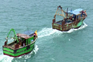 கடலில் மீன்கள் இல்லாத நிலையில் முல்லைத்தீவு கடற்தொழிலாளர்கள்..!