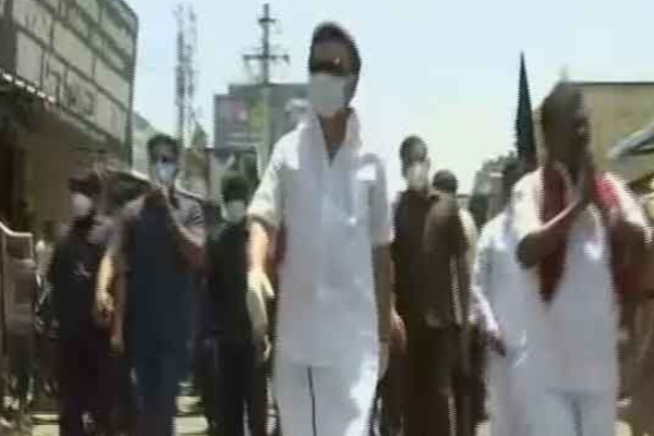 கொளுத்தும் வெயிலில் நடந்து சென்று வாக்கு சேகரித்த ஸ்டாலின் - செல்பி எடுத்து மக்கள் உற்சாகம்! | Stalin Walks Scorching Sun Vote People Selfies