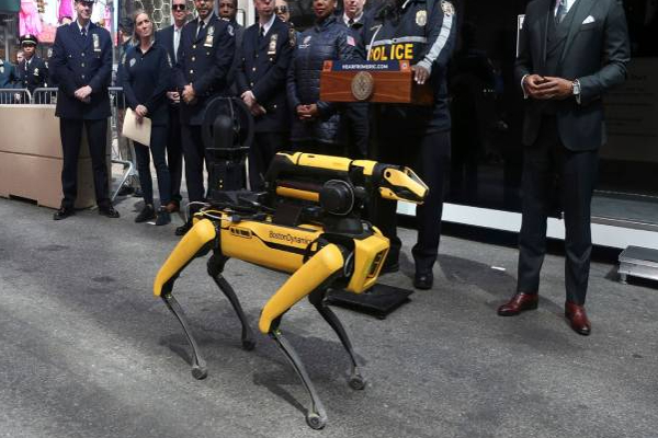 நியூயார்க்கில் காவல் பணியில் ஈடுபடும் ரோபோ நாய்! | Robot Dog In Police Work In New York