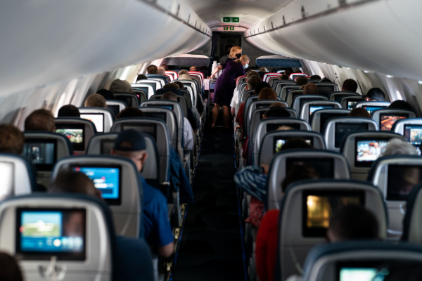 உயிரிழந்த மூதாட்டியை விமானத்தில் ஏற்ற முயன்ற குடும்பம்; பயணிகள் திகைப்பு | British Family Accused Of Wheeling A Dead Woman