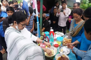 சாலையோர கடையில் பானிபூரி தயாரித்து அசத்தும் மம்தா பானர்ஜி!