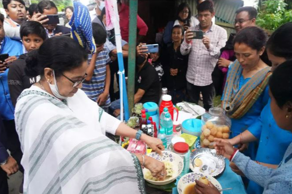 சாலையோர கடையில் பானிபூரி தயாரித்து அசத்தும் மம்தா பானர்ஜி! - தமிழ்நாடு