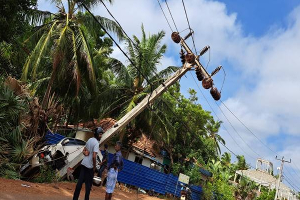 நானாட்டான் வீதியில் பயங்கர கார் விபத்து.!  (Photos) | Nanaddan Divisional Street Car Accident