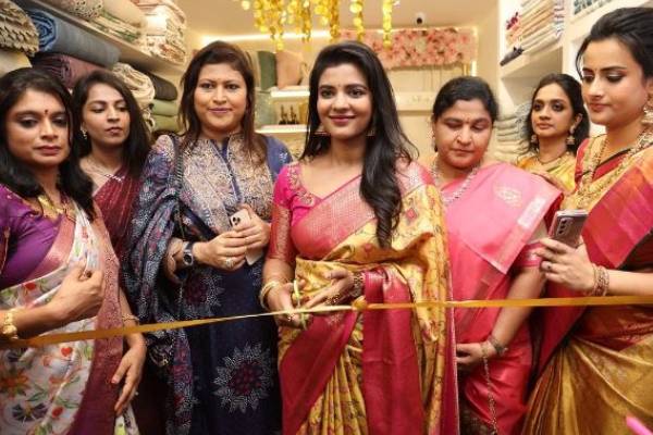 அழகாக புடவையில் கடை திறப்பு விழாவிற்கு வந்த ஐஸ்வர்யா ராஜேஷ்- என்ன கடை தெரியுமா? | Aishwarya Rajesh At New Shop Opening