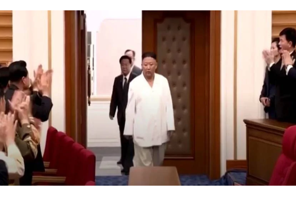திடீரென்று எலும்பும் தோலுமாக மாறிய வடகொரியா அதிபர்! பேரதிர்ச்சியில் உறைய வைத்த புகைப்படம்! எப்படி இருக்கிறார் தெரியுமா? | North Koreans Worry Over Kim Jong Uns Weight Loss