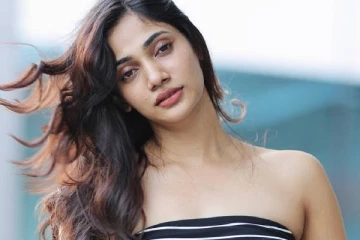 அந்த இடத்தில் ஹார்ட்டின் விட்டு கிளாமர் போஸ்!! நடிகை லாஸ்லியா வெளியிட்ட பதிவு