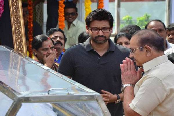 தெலுங்கு சூப்பர் ஸ்டார் மகேஷ்பாபுவின் தாயார் மரணம்! துயரத்தில் திரையுலகம் | Mahesh Babu S Mother Dies