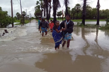 கிளிநொச்சி மக்களின் போக்குவரத்து பாதிப்பு(Photos)