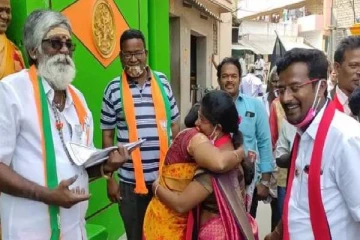 நடுத்தெருவில் “கட்டிப்பிடி வைத்தியம்” - தொண்டர்களை ஆச்சரியப்படுத்திய திமுக, பாஜக வேட்பாளர்