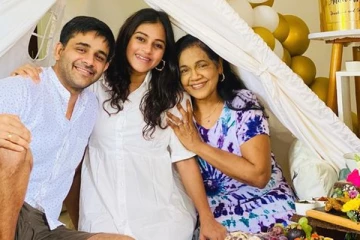"හිතෙන හිතෙන වෙලාවට FB එන්න බෑ දැන්"..සාරංග - දිනක්ෂී පුංචි කැදැල්ලට එකතු වූ දූ කුමරිය (PHOTOS)