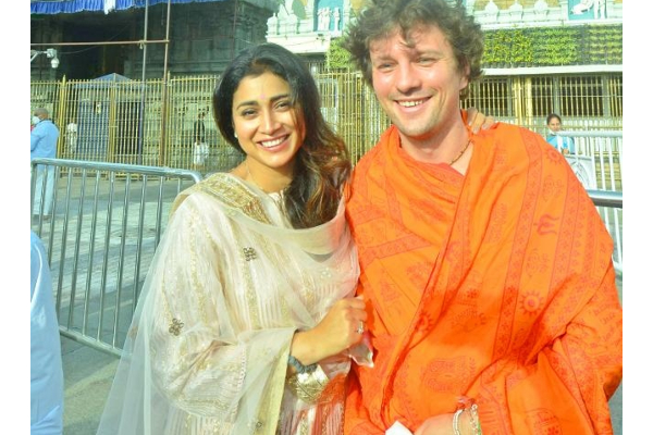 சாமி கும்பிட வந்துட்டு முத்தம் கொடுப்பீங்களா? நடிகை ஸ்ரேயாவுக்கு வலுக்கும் எதிர்ப்பு | Actress Shreya In Tirupati Temple