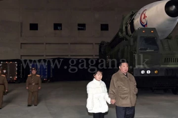 ප්‍රථම වරට කිම් ජොං අන් සිය දියණිය සමඟ සිටින ඡායාරූපයක් එළියට. (PHOTOS)