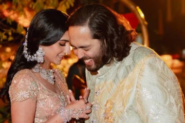 இத்தாலி கப்பலில் நடந்த அமர்களமான கொண்டாட்டம்! மும்பை திரும்பிய அம்பானிகள்