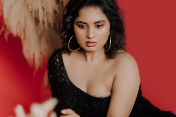 ஸ்ருஷ்டி டாங்கே கிளாமர் உடையில் கவர்ச்சி போஸ்