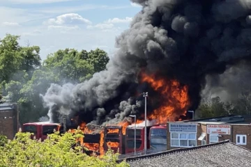 லண்டன் போக்குவரத்து டிப்போவில் பயங்கர வெடிவிபத்து: தீப்பிடித்து எரிந்த பேருந்துகள்