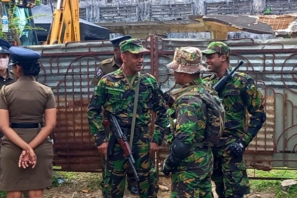 யாழில் திடீரென படையினர் குவிக்கப்பட்டதால் பரபரப்பு! (Photos) | Soldiers Looking For Tiger Treasure In Yali