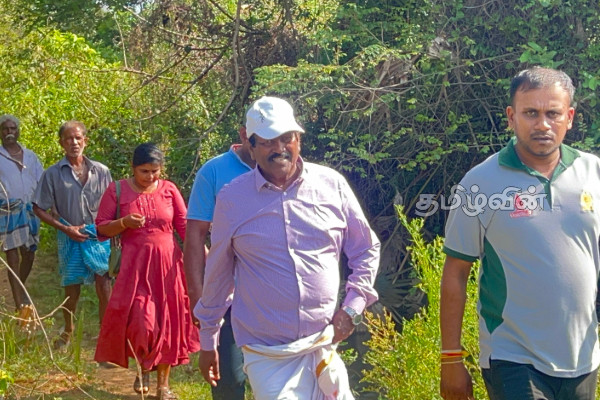 களமோட்டை வயலுக்குச் செல்வதற்கு ஆற்றுப்பாலம் இன்மையால் விவசாயிகள் அவதி | Farmers Suffer Due To Lack Of River Bridge