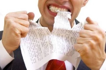 காவல் நிலையத்தில் அதிர்ச்சி சம்பவம் ; சாட்சிப் புத்தகத்தை கிழித்து மென்ற நபர்