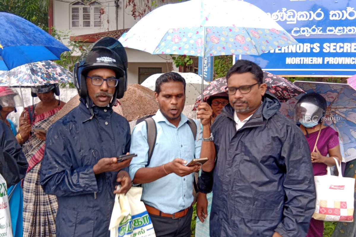 வடக்கு ஆசிரியர் இடமாற்றத்தில் முறைகேடு : கொட்டும் மழையிலும் வெடித்த போராட்டம் | Improper Teacher Transfers In Northern Province