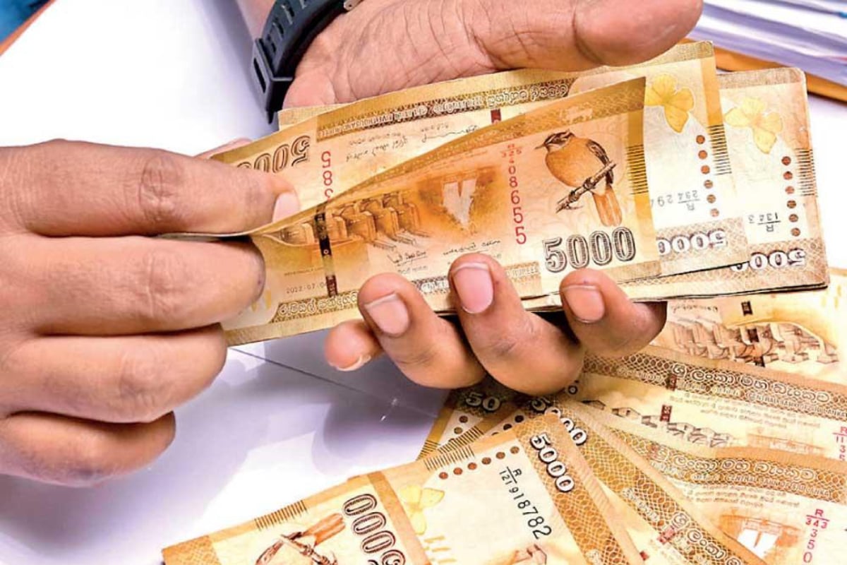 நபர் ஒருவரின் வங்கிக் கணக்கிலிருந்த பல கோடி ரூபா பறிமுதல் | 80 Million In 2 Banks Man Arrested