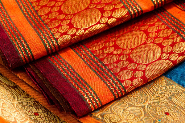 அசல் பட்டு சேலையா என்று பார்க்க இந்த ஒரே ஒரு ஐடியா போதும்....100 வருஷமா அப்படியே இருக்கும்! | Silk Saree Care