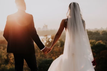 ஒரு மாதத்தில் 4 தடவைகள் திருமணம் செய்த தம்பதி