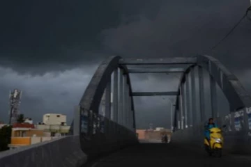 அழகா சிாிச்சா புயல் மழைடா  : 21ஆம் தேதி புயல் உருவாகிறது  வானிலை ஆய்வு மையம் தகவல்