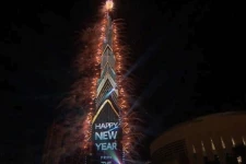 பிறந்தது புத்தாண்டு: களைகட்டிய வானவேடிக்கையுடன் மக்கள் வரவேற்பு