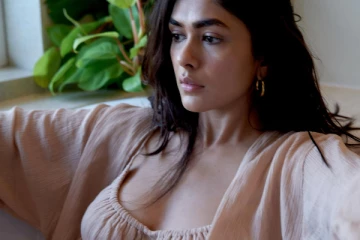 மிருனாள் தாகூர் தாராள கவர்ச்சி போட்டோஷூட்