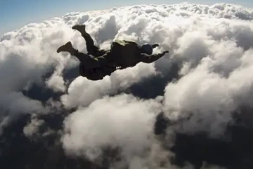 கனடாவில் ஸ்கைடைவ் செய்த பெண் கீழே வீழ்ந்து மரணம்