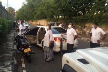 பொறளை மயானத்திற்கு வெளியே கண்கலங்கி நின்ற முன்னாள் ஜனாதிபதி சந்திரிகா