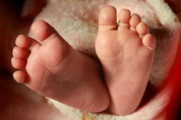 தாயுடன் உறங்கிக் கொண்டிருந்த சிசு பலி