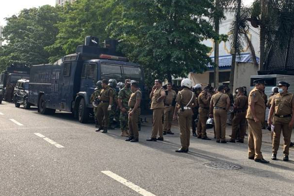 புகைப்படத்தை வெளியிட்டு பொதுமக்களின் உதவியை நாடியுள்ள பொலிஸார்! | Police Seeking The Public S Help Students Protest