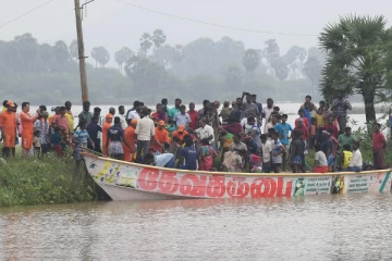 தென் மாவட்டங்களை புரட்டிப்போட்ட வெள்ளம்; 20 பேர் பலி