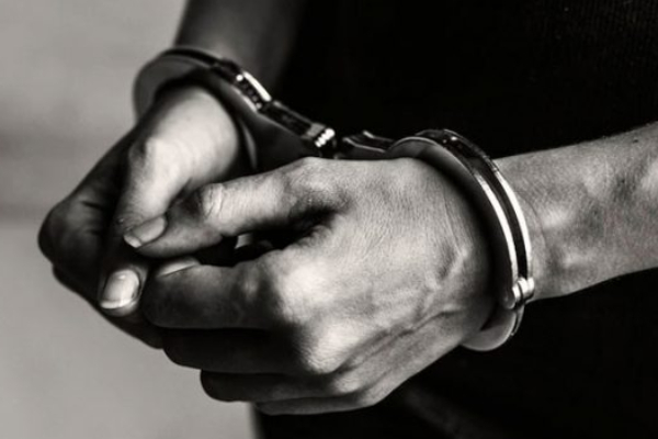 வெளிநாட்டில் வசிப்பவரின் யாழ்ப்பாண சொகுசு வீட்டில் அநாகரிக செயற்பாடு : யுவதிகள் உட்பட நால்வர் கைது | Indecent Act Foreigner S Luxury Home In Jaffna