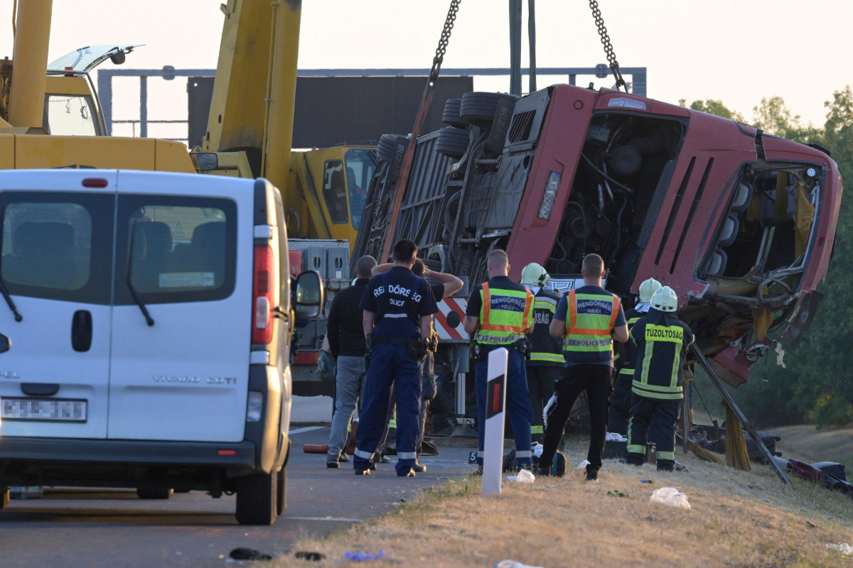 ஹங்கேரியில் பஸ் விபத்து: போலந்து யாத்ரீகர்கள் 12 பேர் பலி | Twelve Killed As Polish Bus Veers Off Hungari