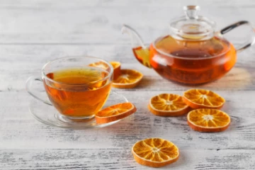 இனி ஆரஞ்சு சாப்பிட்டு தோலை தூக்கிப் போடாதீங்க... சூப்பரா டீ போடலாம்!