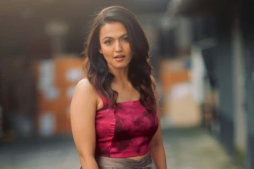 டாடா பட நடிகை அபர்ணா தாஸ்.. அழகிய போட்டோஷூட் ஸ்டில்கள்