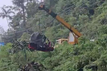 කටුනායක ඉඳන් තලවකැලේ යද්දී හැටන් පාරේදී සිදුවූ දරුණු අනතුර - ත්‍රීරෝද රථය රියදුරුත් එක්කම අඩි 100ක ප්‍රපාතයට